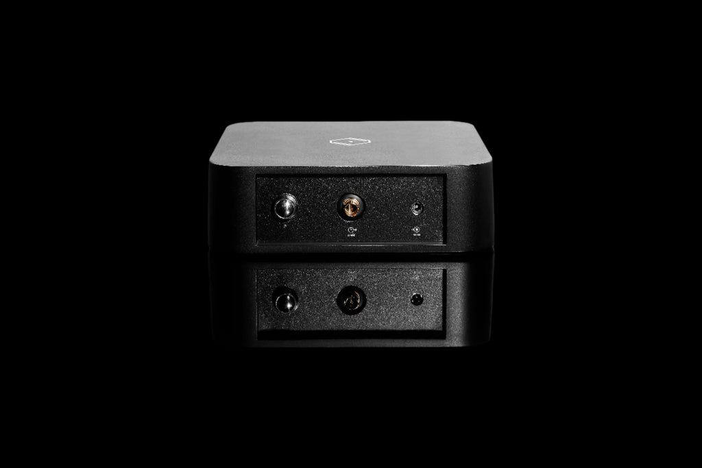 Silent Angel Black Genesis GC audiophile-grade hifi word clock with rear panel with 10MHz 25MHz output connectors