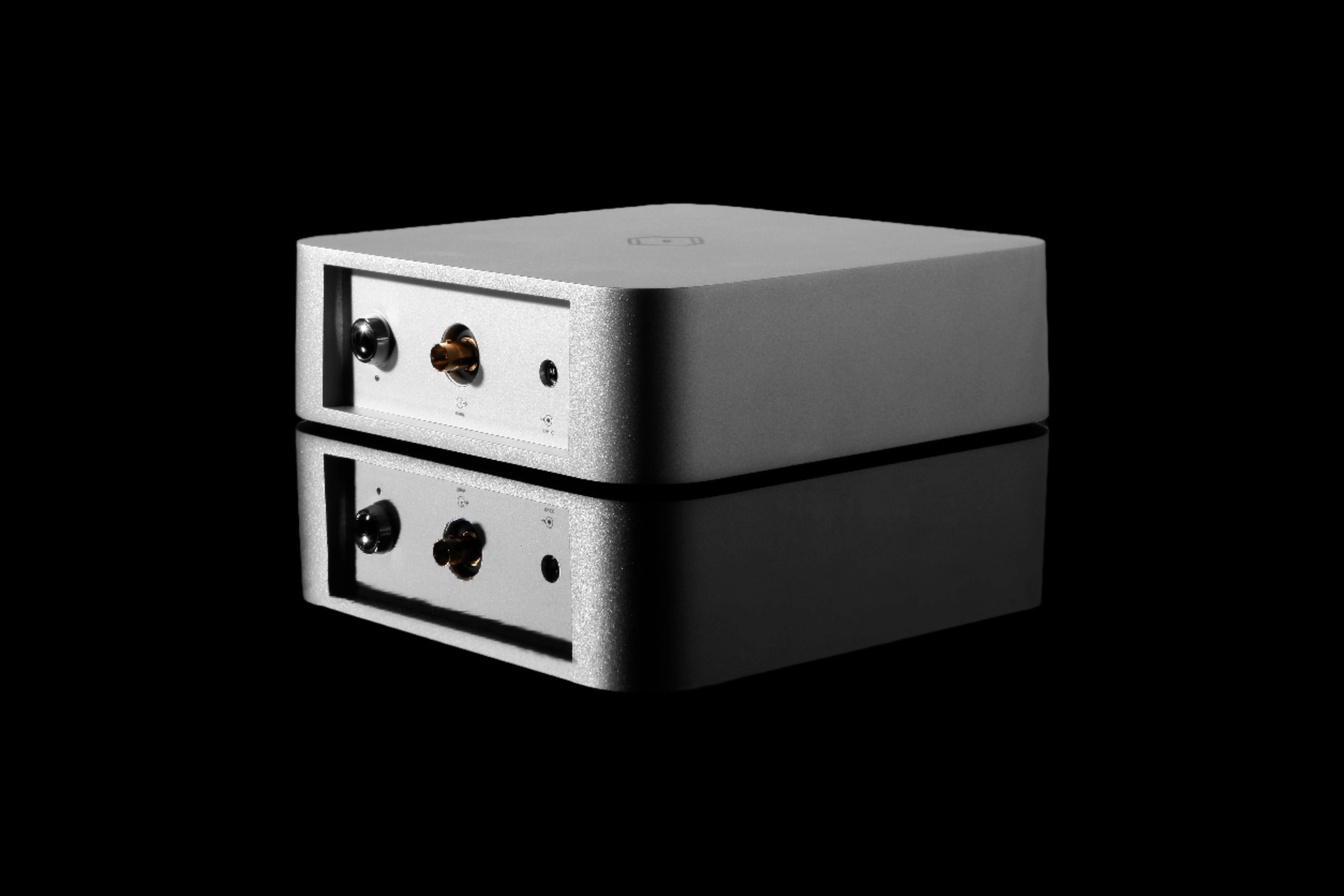 Silent Angel Silver Genesis GC audiophile-grade hifi word clock rear side view of panel with 10MHz 25MHz output connectors